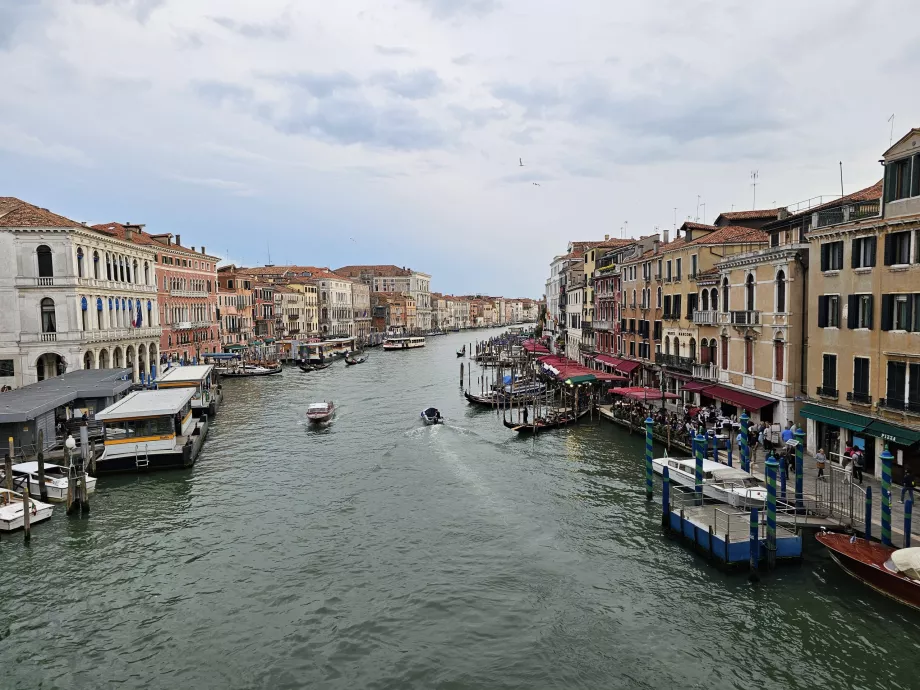 Kilátás a Rialto-hídról a Grand Canalra