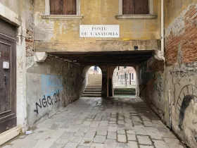 Házak alatti átjárók Velencében
