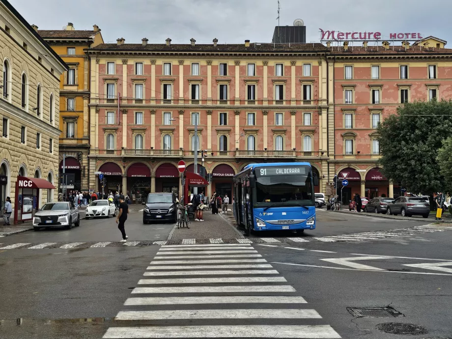 A 81-es, 91-es, 35-ös és 39-es buszok megállnak a Bologna Centrale előtt.