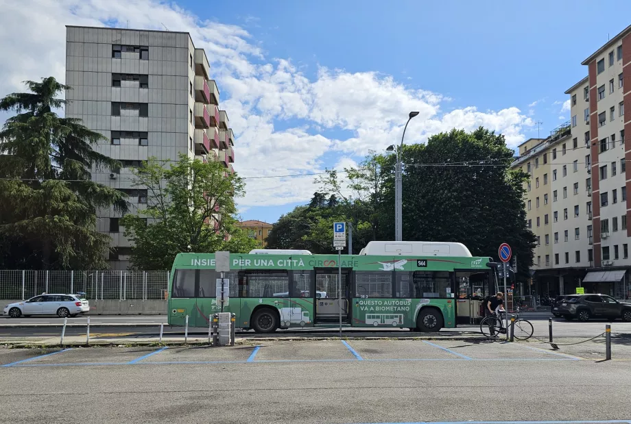 944-es buszmegálló, Ospedale Maggiore