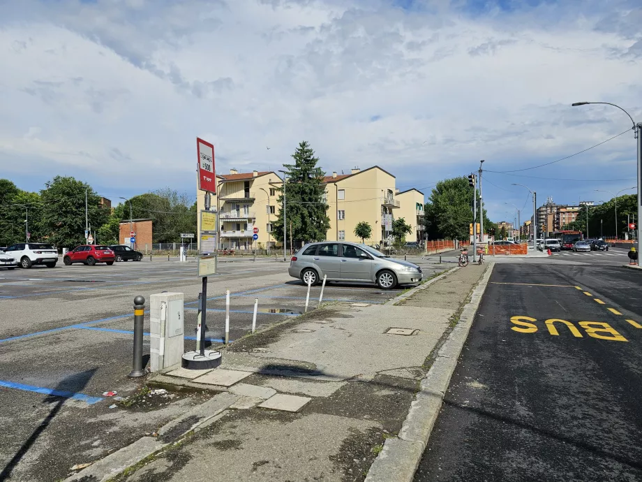 944-es buszmegálló, Ospedale Maggiore