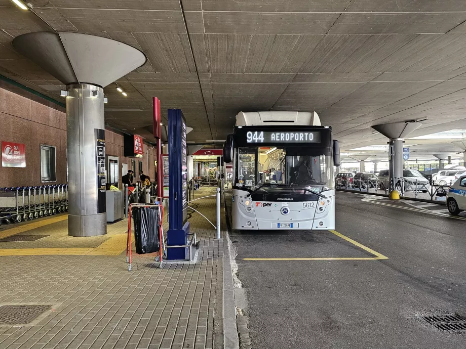 944-es busz megállója a repülőtéren