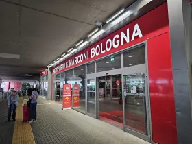 érkezés Bologna repülőtérre
