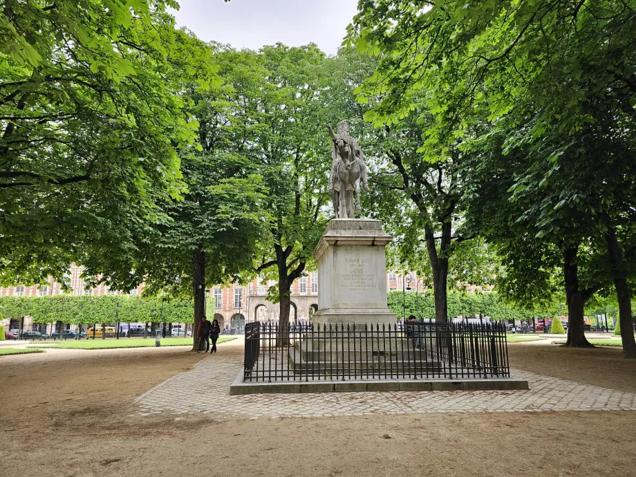 Lovas szobor, Place des Vosges tér