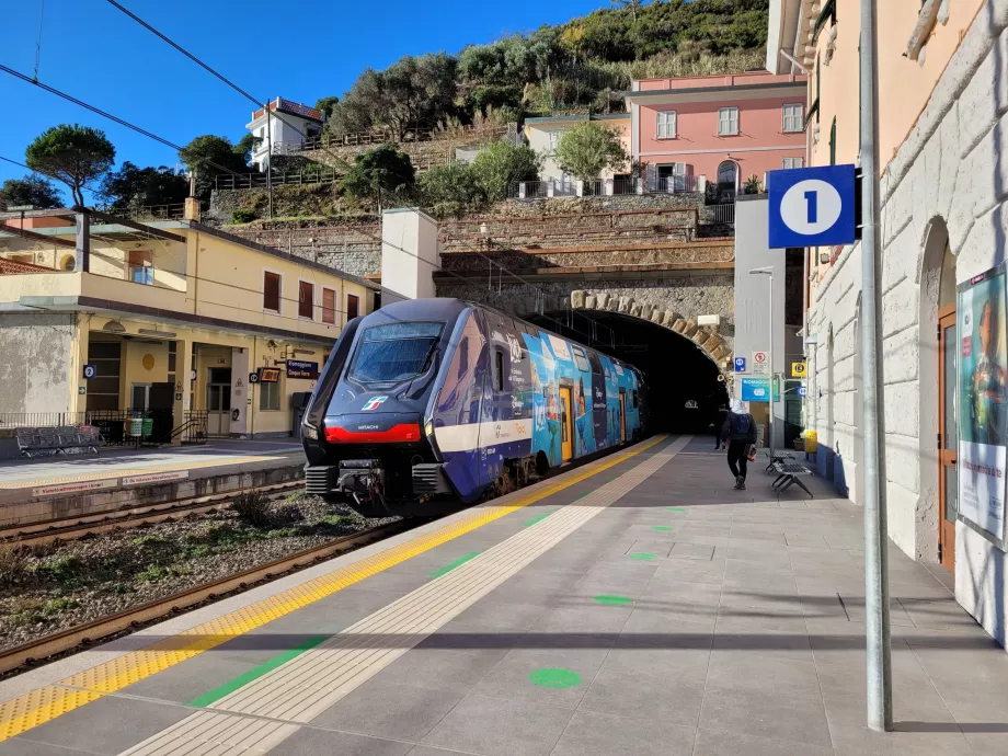 Sestri Levante felől érkező vonat