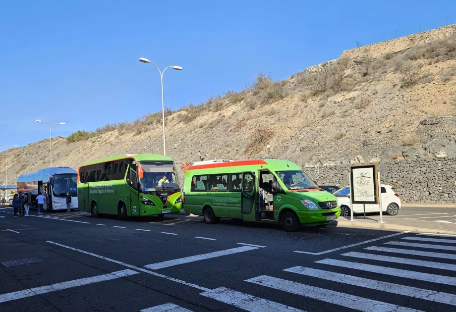 Tömegközlekedési buszmegálló a terminál előtt