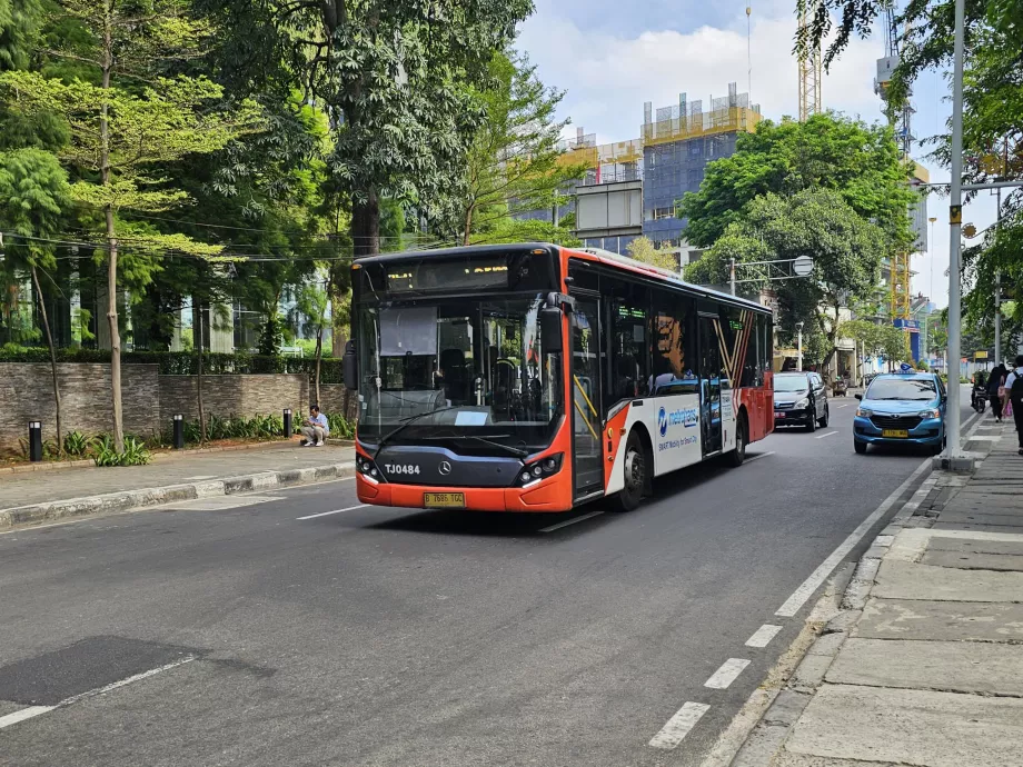 Lassabb piros és fehér buszok