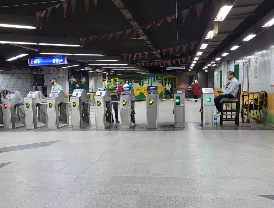 Fordítókapuk a metró bejáratánál