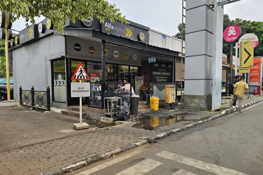 Minimarket a repülőtér épülete előtt