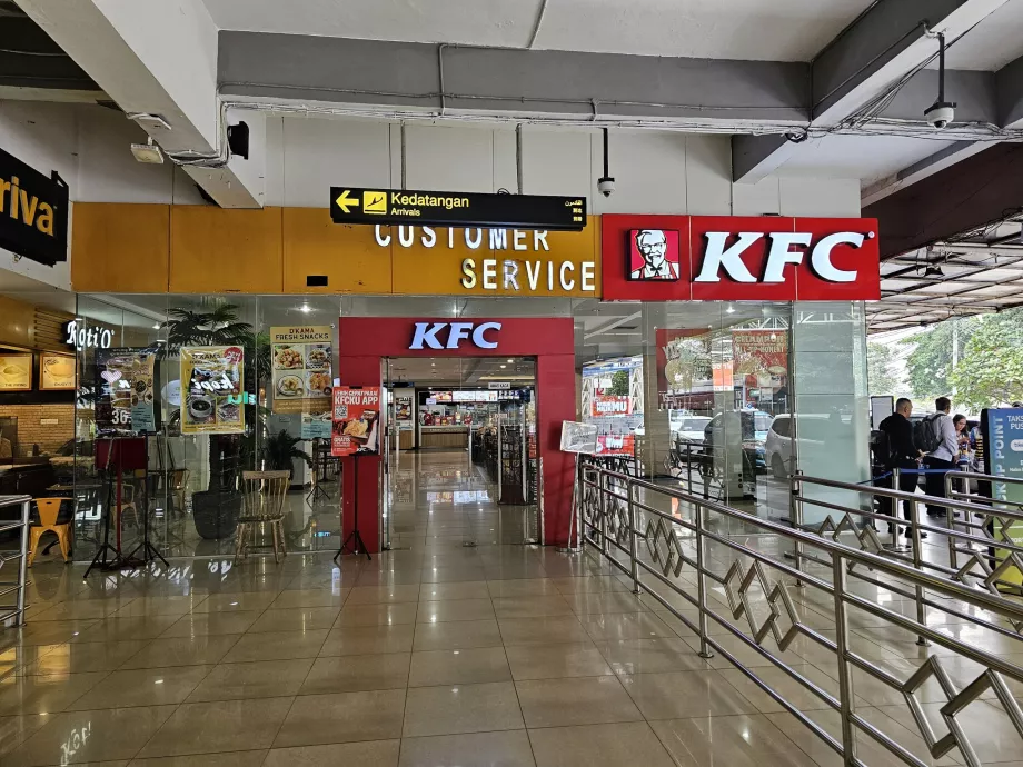 KFC az érkezési csarnok előtt