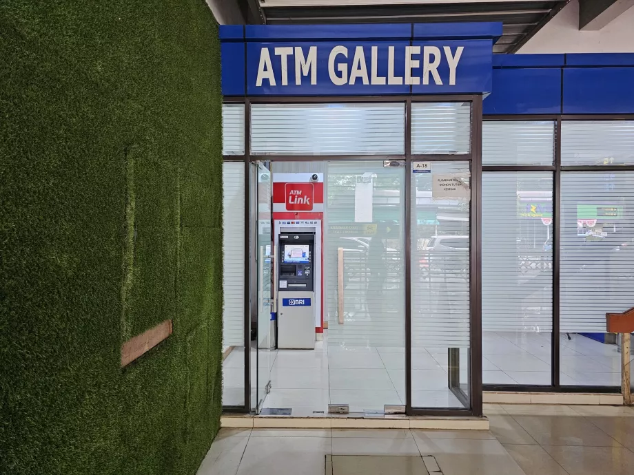 ATM-ek, érkezési csarnok