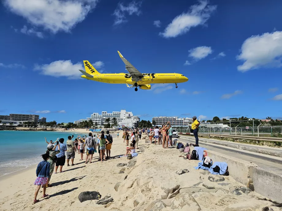 A Spirit Airlines érkezése Maho Beach fölé