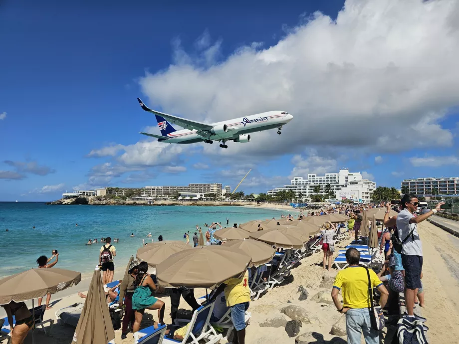 Napernyők napozóágyakkal a Maho Beach-en