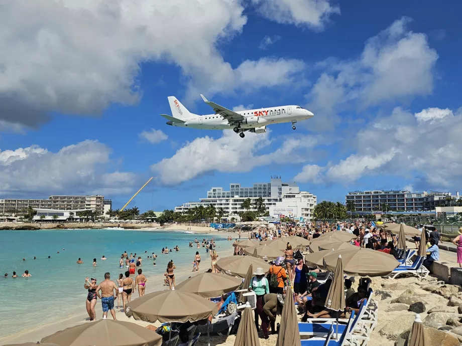 Sky High Dominicana a Maho Beachen