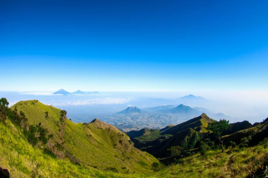 Kilátások a Merbabu hegy megmászása közben