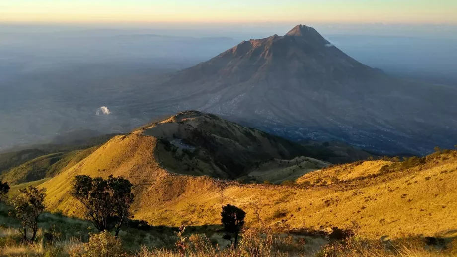 Kilátás a Merbabu hegy tetejéről a Merapi vulkánra