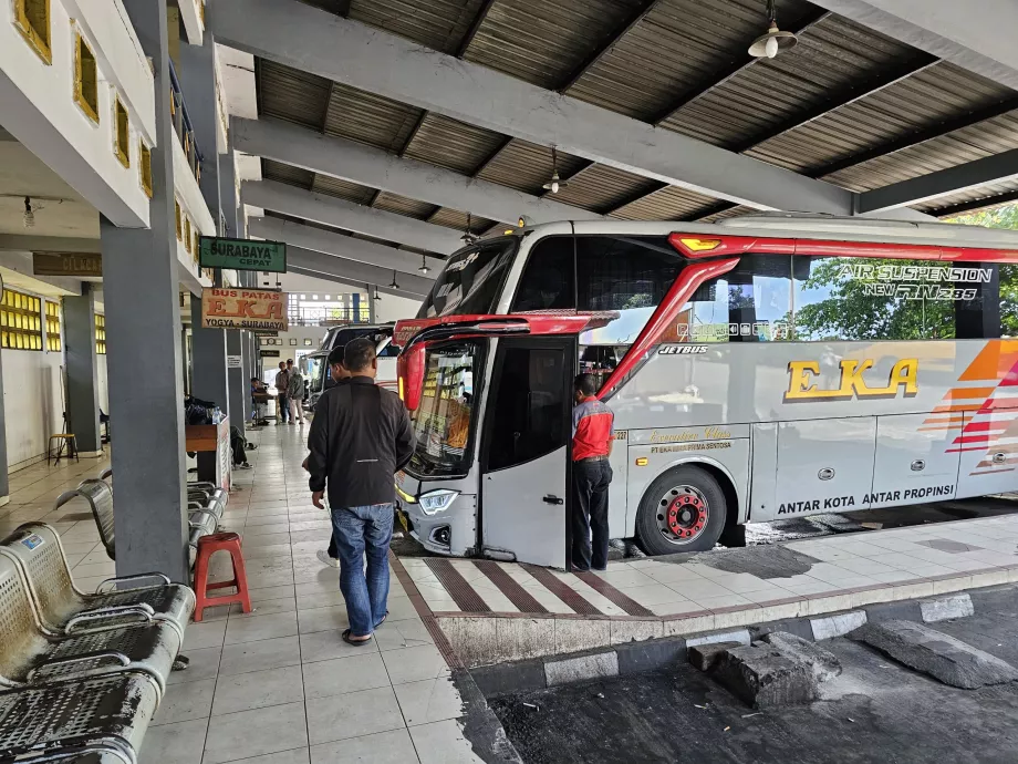 Hosszútávú buszok Surabaya felé