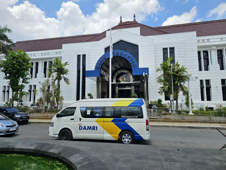 DAMRI buszmegálló a Bank Indonesia előtt