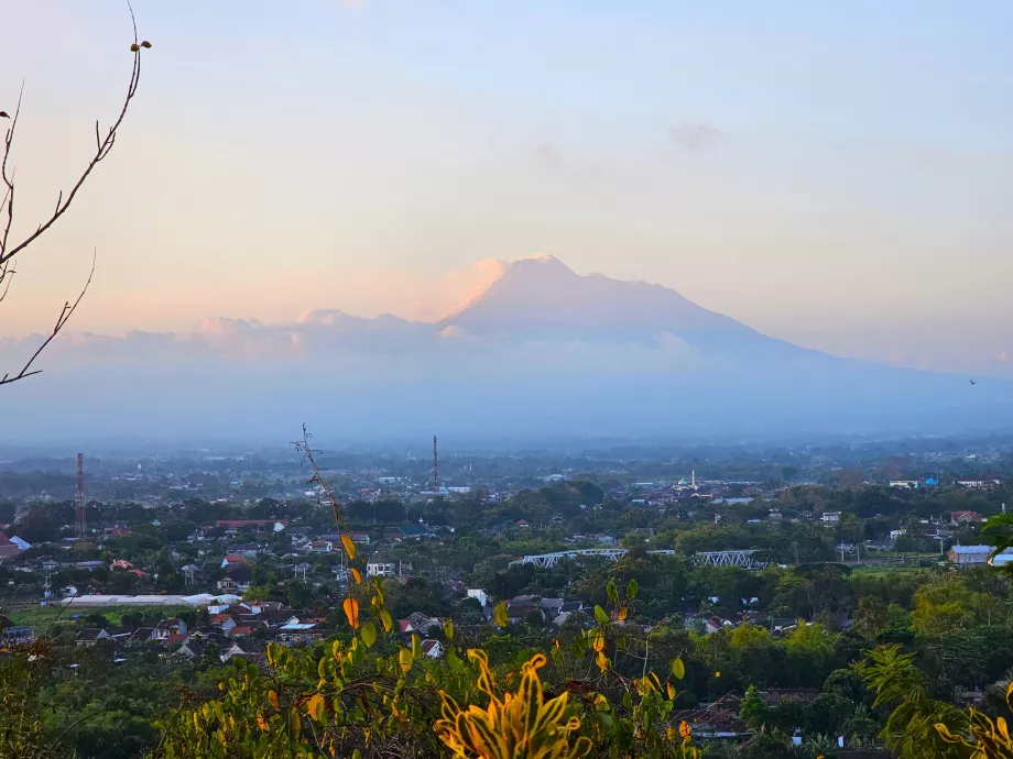 Ratu Boko, kilátás a Merapi vulkánra