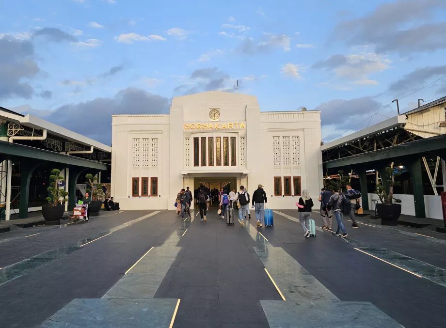 Yogyakarta állomás keleti bejárata