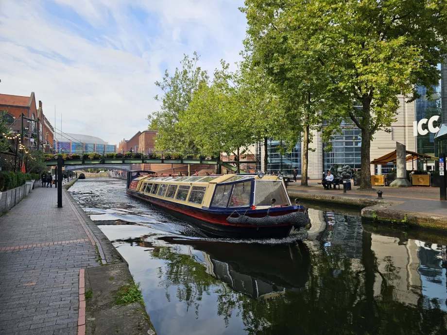 Narrowboat a birminghami csatornákon