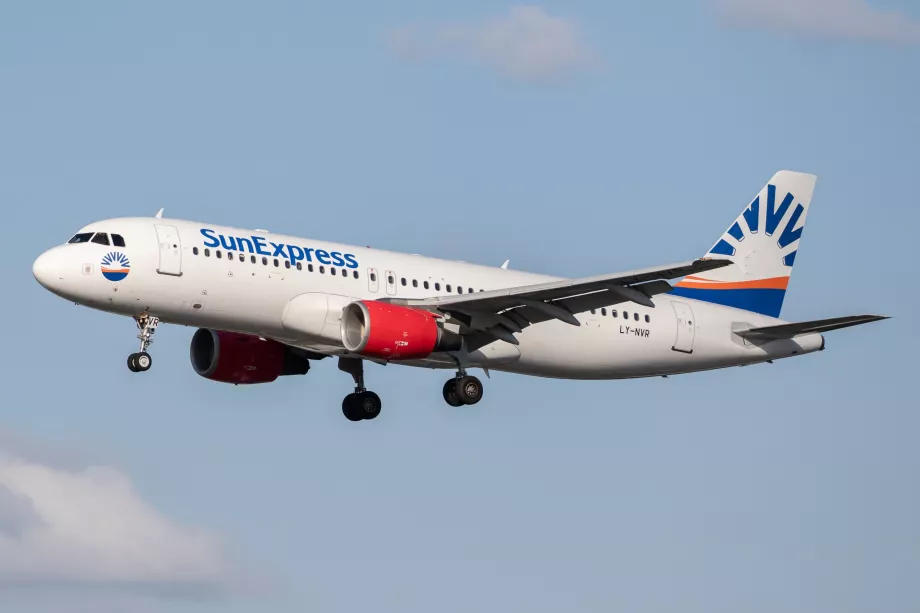 SunExpress repülőgép LY-NVR