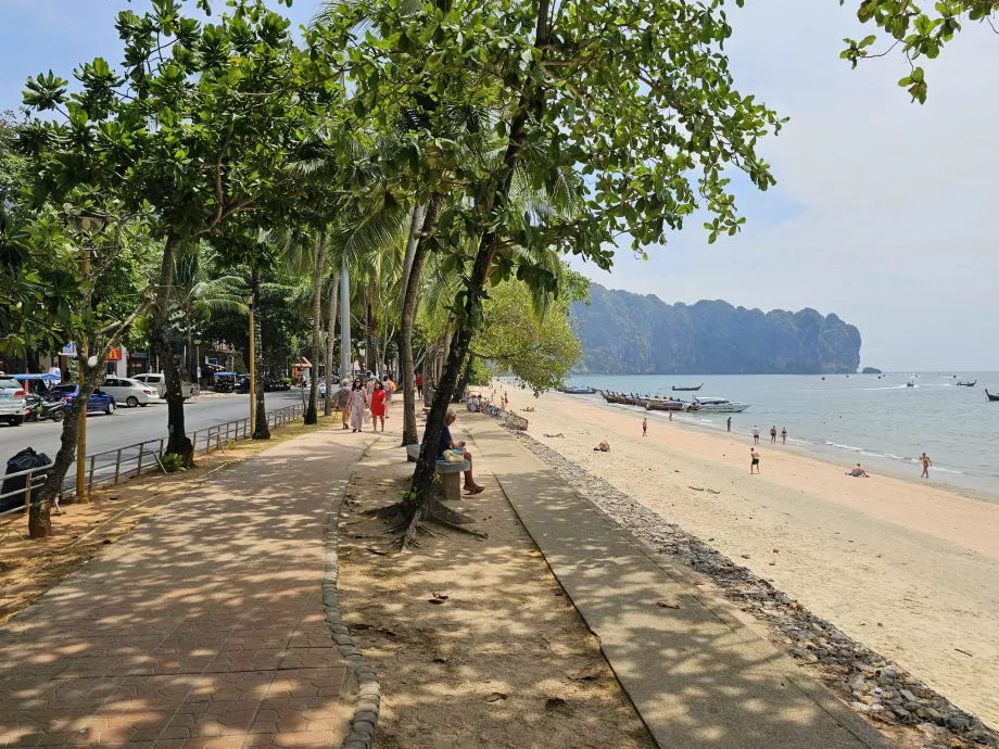 Ao Nang sétány és strand