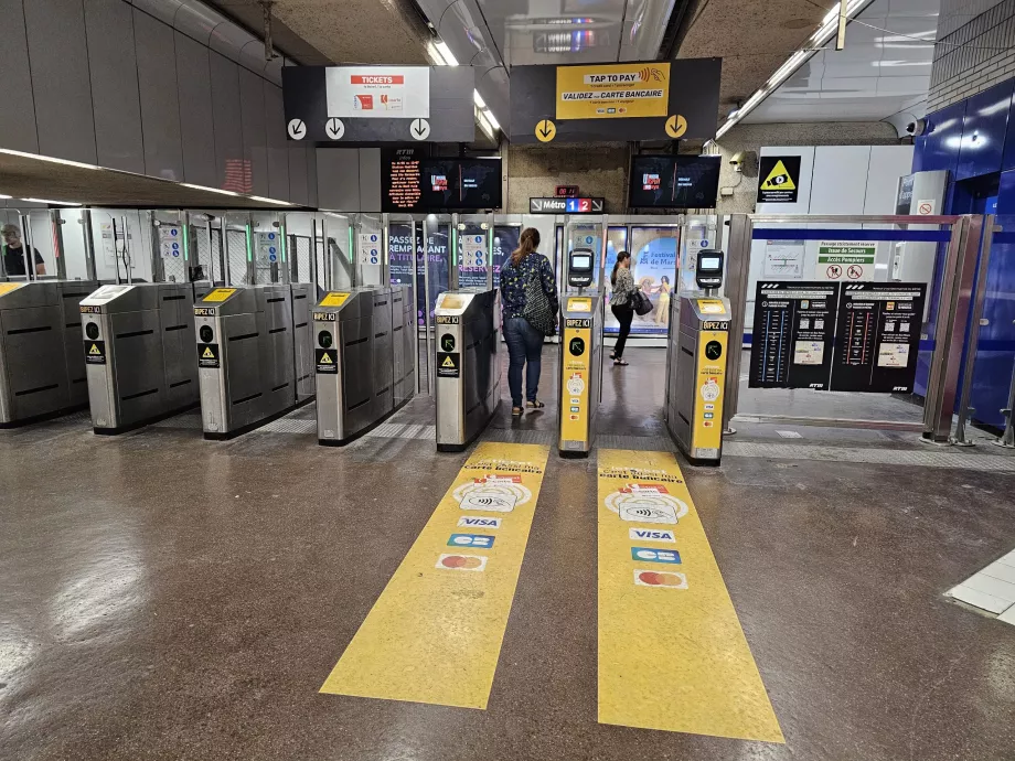 Fordítókapuk a metróállomás bejáratánál