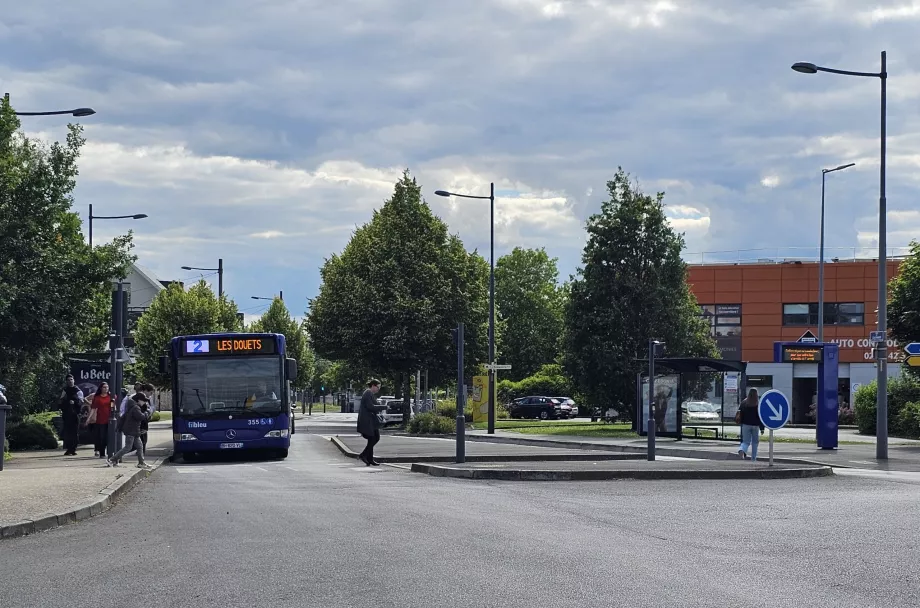 2-es busz, megálló a központ irányába jobbra