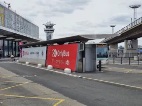 OrlyBus a 4-es terminál előtt