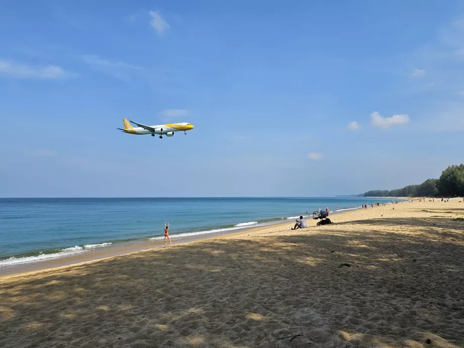 Robogjon át a Mai Khao Beach felett