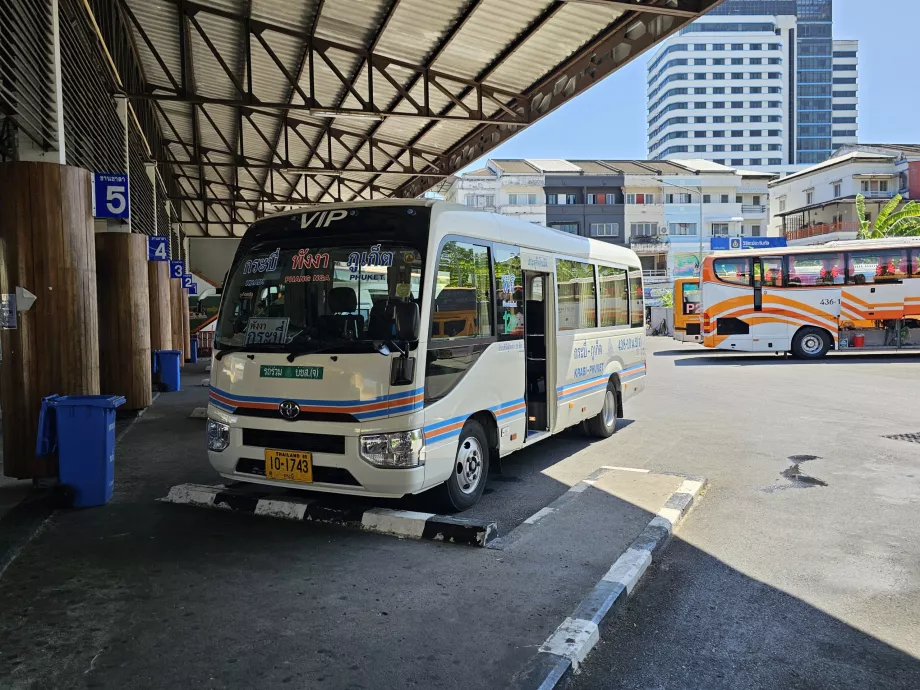 Busz Krabi felé az 1-es buszterminálról, Phuket városából