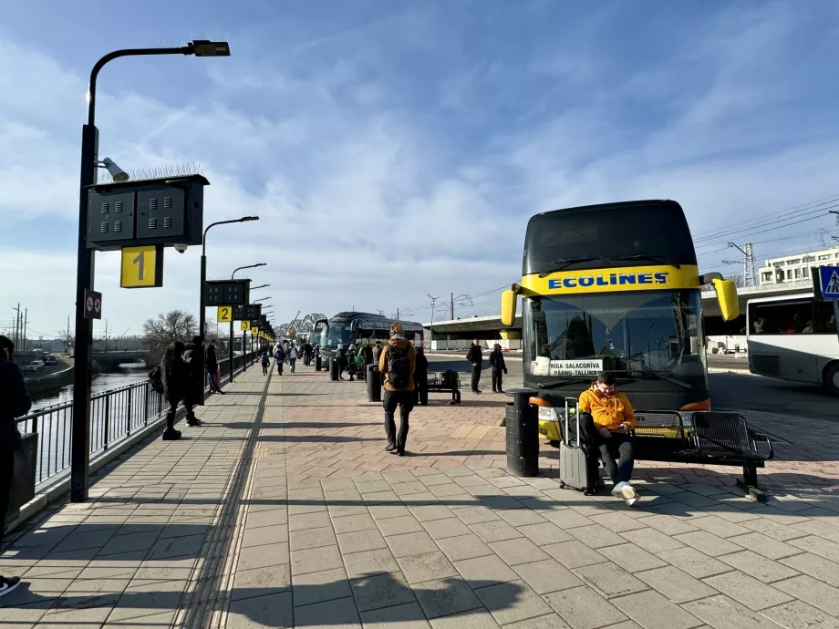 A buszmegállók a következő állomáson: Riga Railway Station