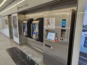 Jegykiadó automaták - jobbra a klasszikus jegyek, balra 2 automata a Rejsekort számára