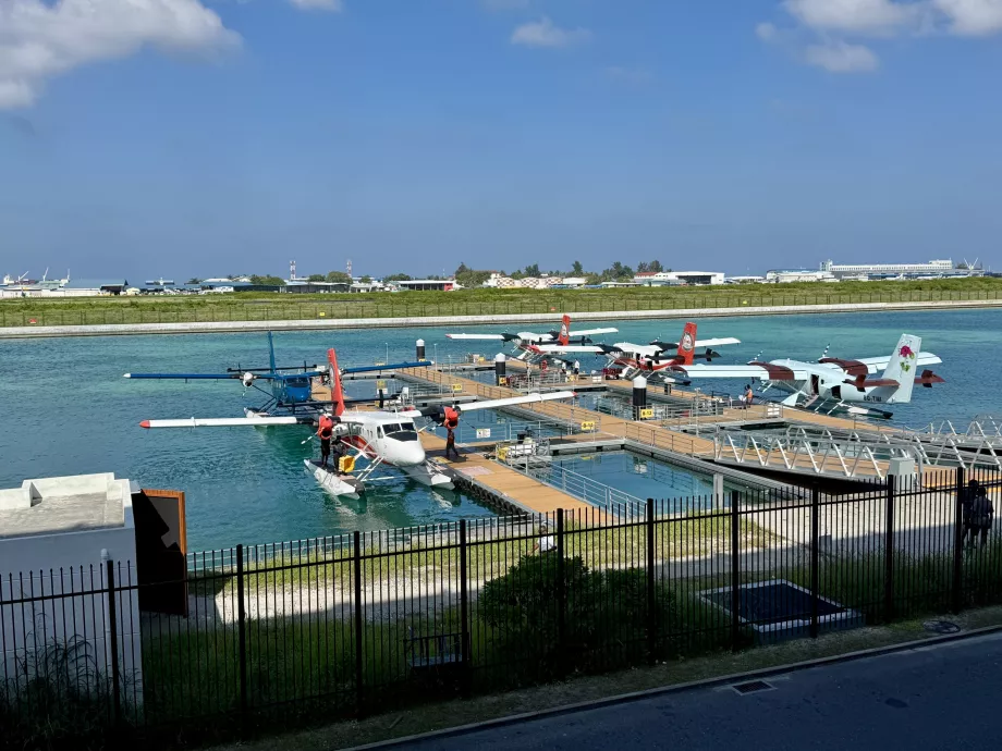 A Trans Maldivian Airways vízirepülőgépei a váróteremből nézve