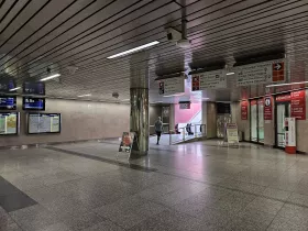 Kijárat a trolibuszmegállóhoz a Nádraží Veleslavín metróállomáson.