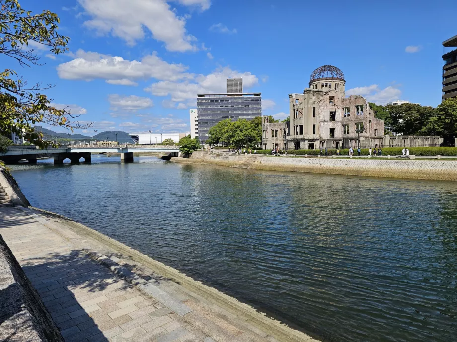 Kilátás az A-Bomb Dome-ra a parkból