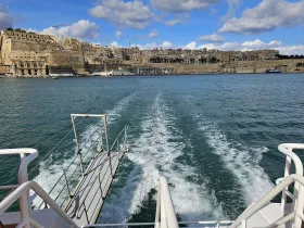 Kilátás a Valletta kompról - Tri-City