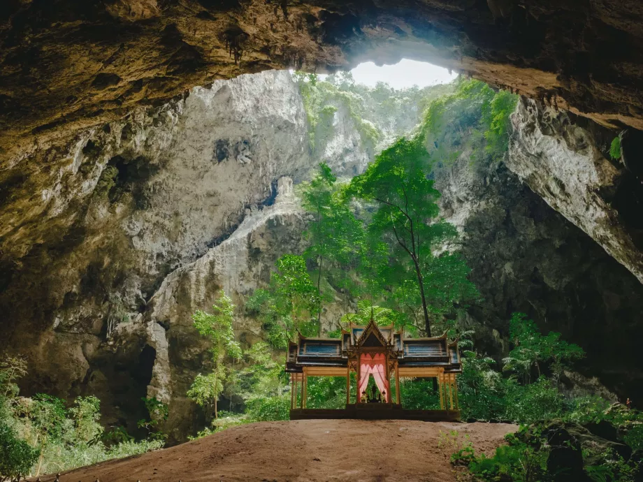 Phraya Nakhon barlang