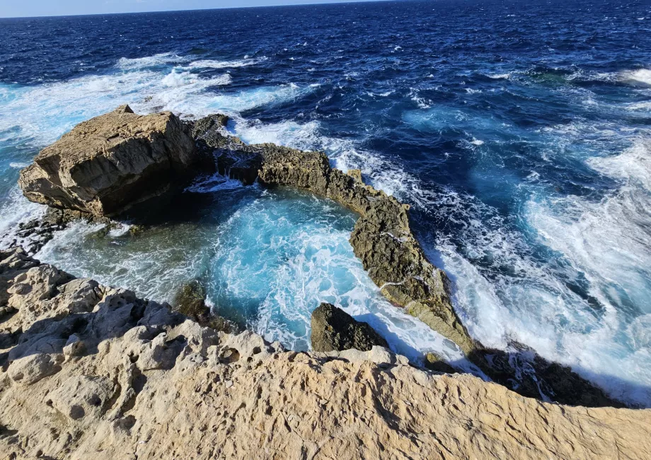 Blue Hole viharos tengeren