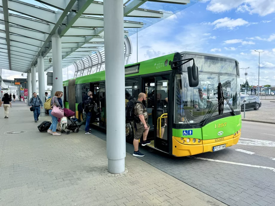 A 159-es busz a poznani repülőtérről