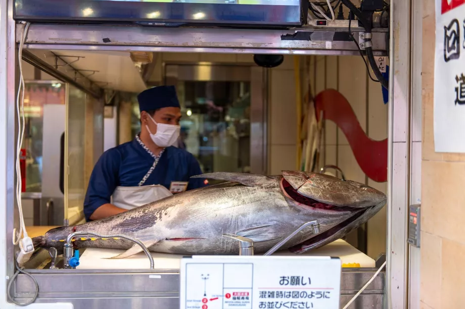 Tonhalfeldolgozás egy sushi étteremben