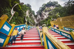 275 lépcsőfok a Batu-barlangokhoz
