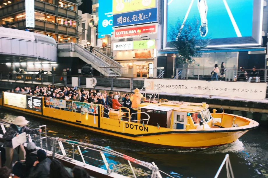 Hajózás a Dotonbori folyón