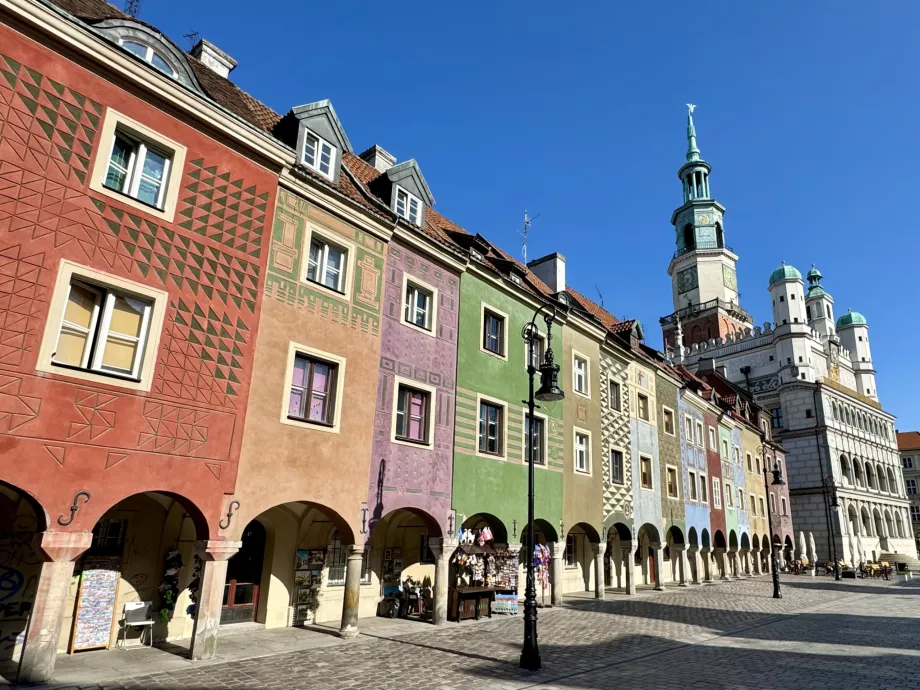 Színes házak és a városháza a poznani Stary Ryneken