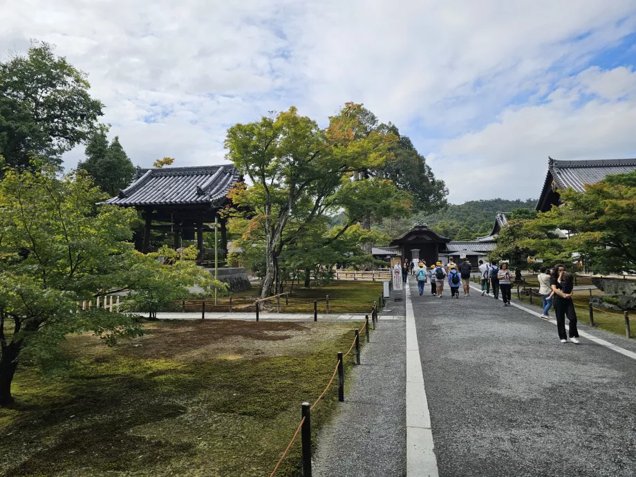 A Kinkakuji templom bejárata