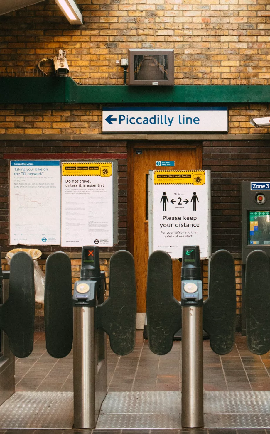 Fordítókapuk a metró bejáratánál