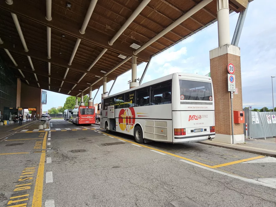 Buszok Velencébe, Mestre és Treviso AirLink (piros középen)