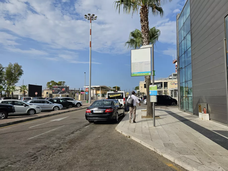 Bus stop in the direction of the centre